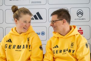 Snowboarderin Jana Fischer (l) freut sich auf ihre dritten Winterspiele. - Foto: Peter Kneffel/dpa