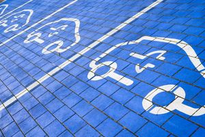 Weltweit wurden vergangenes deutlich mehr Elektroautos neu zugelassen. - Foto: Julian Stratenschulte/dpa