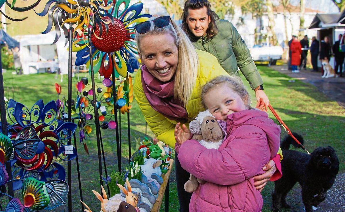 Ein Ausflug für die ganze Familie: Carolin Lücke aus Langenberg genoss den Frühlingsmarkt in Bad Waldliesborn mit Töchterchen Clara (6), Ehemann Holger und dem Familienhund. Fotos: Wissing