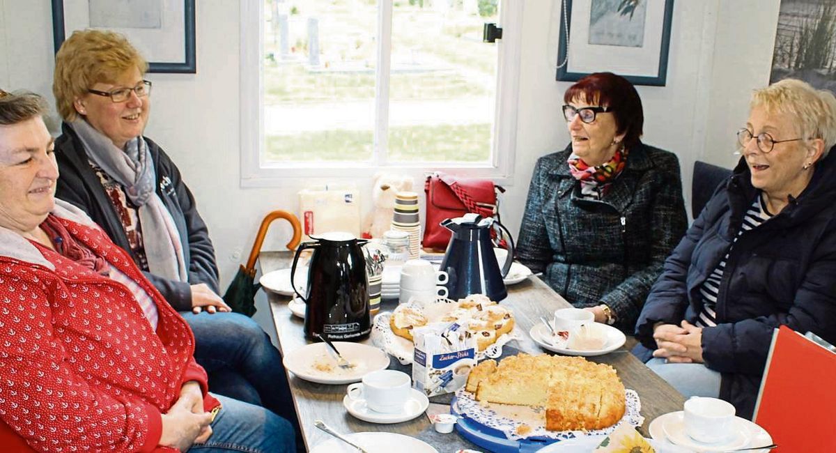 Plaudern an der Kaffeetafel im Bauwagen: Der Mobile Friedhofstreff kommt in Anröchte gut an. Foto: Meschede