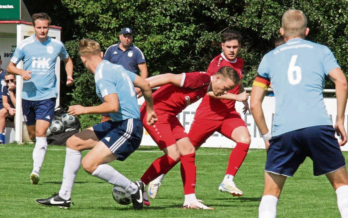 Echte Schwergewichte warten auf den FC Mönninghausen (in Blau) und RW Mastholte (in Rot). Während der FCM die Elf aus Westönnen empfängt, müssen die Mastholter bei der Reserve des SC Wiedenbrück ran. Foto: Schlink