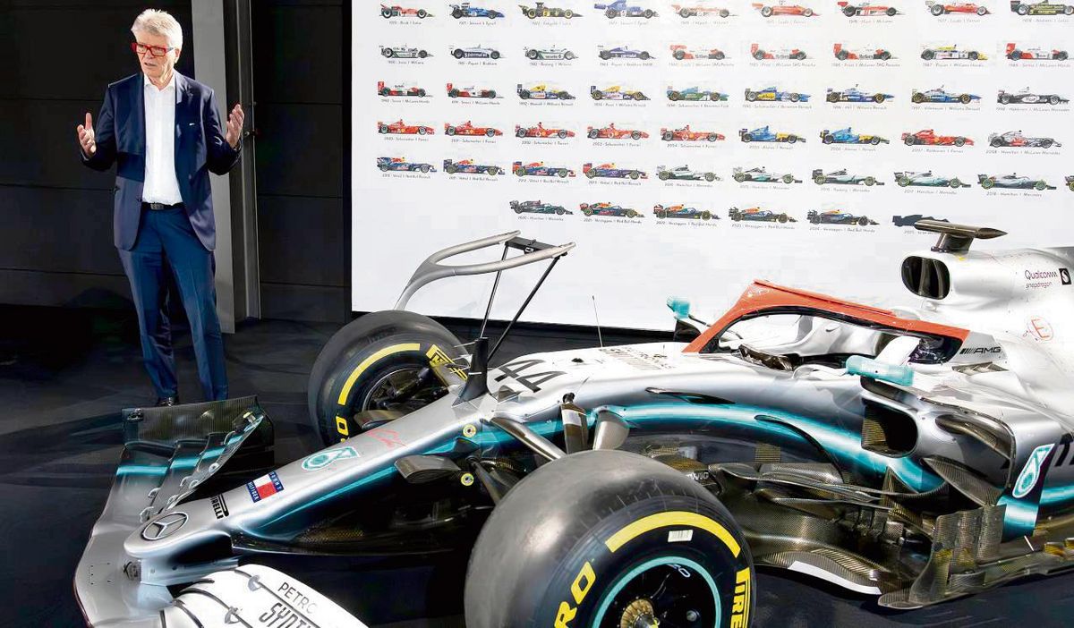 In der Sonderausstellung „Grand Prix – Ikonen der Königsklasse“ im Nationalen Automuseum von Friedhelm Loh ist auch das von CP Tech in Büren produzierte Cockpitschutzsystem „Halo“ (hier im auffälligen Orange) zu sehen.