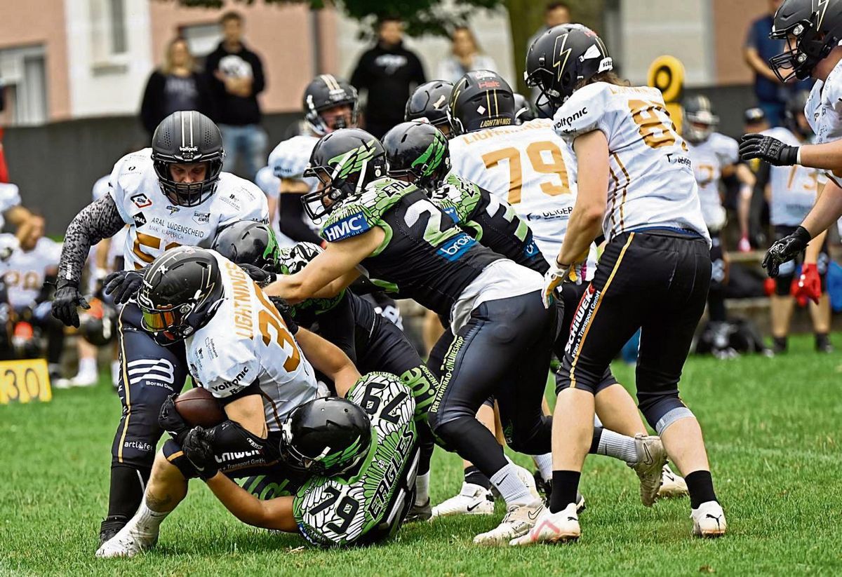 Trotz guter erster Halbzeit mussten sich die Footballer der Lippstadt Eagles (dunkle Spielkleidung) im ersten Heimspiel der Saison den favorisierten Lightnings aus Lüdenscheid relativ deutlich mit 8:27 geschlagen geben. Foto: Marx