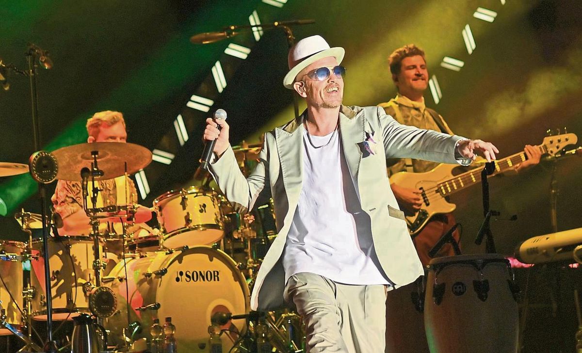 Er hats immer noch drauf: Bereits zweimal war Jan Delay in Anröchte beim Big Day Out zu Gast – und auch beim dritten Mal sorgte der Hamburger Rapper für beste Stimmung auf dem Bürgerhausvorplatz. Fotos: Raestrup