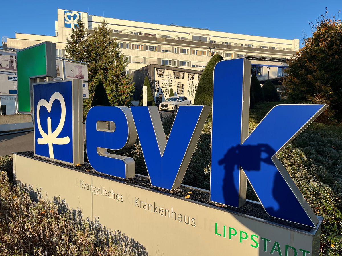Die entscheidenden Wochen nahen: Geben die Gesellschafter des Dreifaltigkeits-Hospitals und des Evangelischen Krankenhauses im November grünes Licht, werden im Dezember die Fusionsverträge unterzeichnet. Fotos: Friedrich
