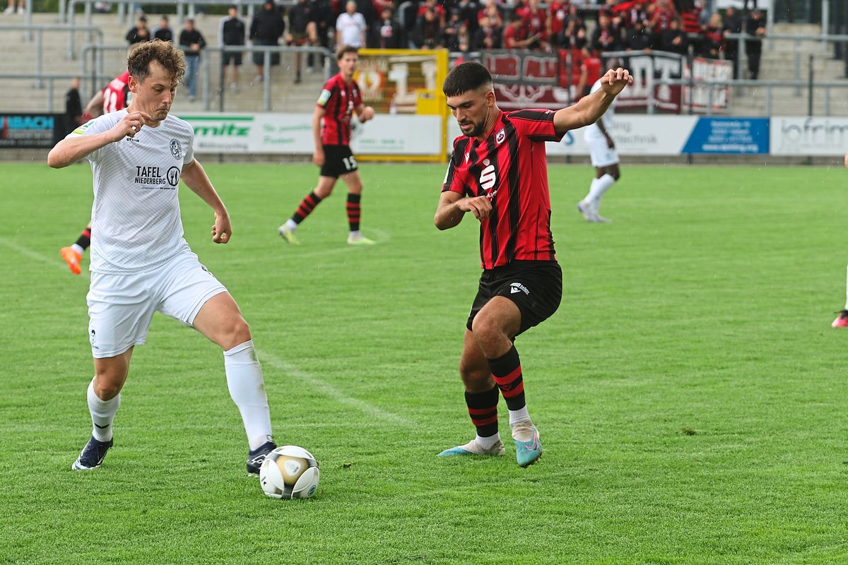 Das Regionalliga-Spiel des SV Lippstadt (rot) gegen SSVg Velbert - hier eine Szene vom ersten Vergleich - wird am Samstag, 23. März, in der Liebelt-Arena nachgeholt. Foto: Lütkehaus