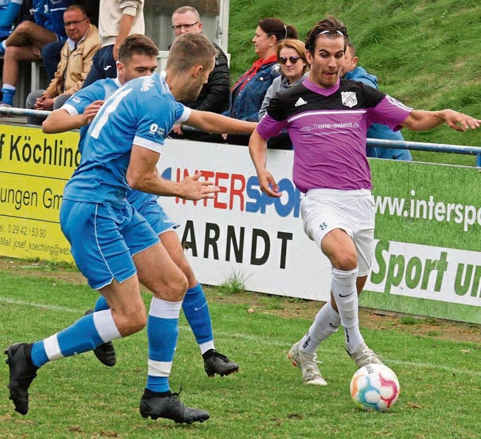 Eine herbe 0:5-Niederlage kassierte die Elf des FC Mönninghausen (weiße Hosen) gegen die Spielvereinigung Oelde, Aufsteiger aus dem Fußballkreis Beckum. Bereits zur Pause stand es 0:4 aus Sicht der Wessels-Elf. Fotos: Schlink