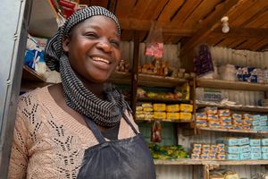 Mary Abongo hat nach einem Businesstraining und einem Darlehen einen Laden in Kibera eröffnet. (Archivbild) - Foto: Eva Krafczyk/dpa