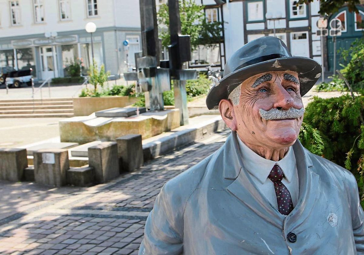Bei hochsommerlichen Temperaturen wie am Dienstag guckt sich auch der Marktbeschicker lieber nach anderen Alternativen um. Der trockene Brunnen an der Marienkirche bringt aktuell nämlich keine Abkühlung. Fotos: Puls