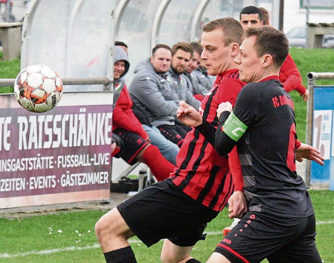 Torge Gran (l.) und der SV 03 Geseke stehen am Sonntag vor einem sogenannten Sechs-Punkte-Spiel im Abstiegskampf der Bezirksliga. Für die Hellwegstädter geht es zum aktuellen Schlusslicht VfB Marsberg. Foto: Schlink