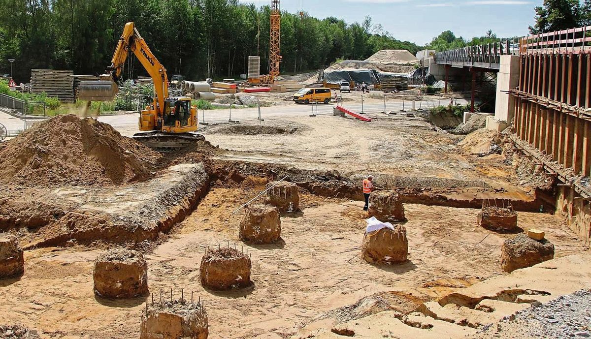 Bohrpfähle schießen wie Spargel aus dem Boden: Hier entsteht das Fundament für ein Widerlager der neuen Margaretenseebrücke. Auf der gegenüberliegenden Seite der Mastholter Straße sind die Bauarbeiter schon weiter. Fotos: Cegelski