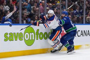 Edmontons Leon Draisaitl (l) im Zweikampf mit Ian Cole von den Vancouver Canucks. - Foto: DARRYL DYCK/The Canadian Press/AP/dpa