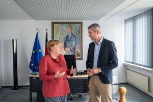 Zehn Jahre nach ihrem legendären Satz zieht Merkel Bilanz. - Foto: Thomas Ernst/NDR/dpa