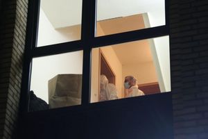 Bei einem Polizeieinsatz in Hamburg ist eine Frau wegen des Verdachts festgenommen worden, einen Mann getötet zu haben. - Foto: Georg Wendt/dpa