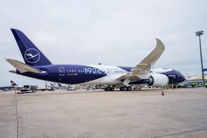 Sechs Flugzeuge will die Lufthansa mit einer Sonderlackierung versehen, die das Kranich-Symbol mit der 100 und den Jahreszahlen 1926 und 2026 verbindet. - Foto: Andreas Arnold/dpa