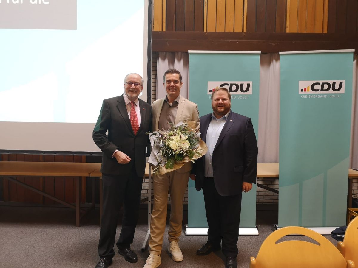 Oliver Pöpsel (M.) ist der CDU-Kandidat im Kreis Soest für die Bundestagswahl. Blumen gabs vom scheidenden Vertreter Hans-Jürgen Thies (l.) und Kreis-Chef Heinrich Frieling. Fotos: Puls