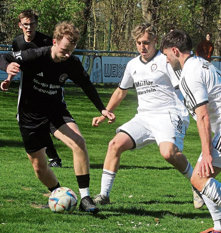 Gut erholt zeigte sich Germania Esbeck (in Schwarz) zwar vom 1:10 der Vorwoche, am Ende musste man sich der SG Suttrop/Kallenhardt jedoch mit 0:1 geschlagen geben. Foto: Brand