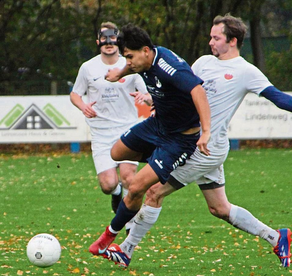 Eine spielerisch starke Mannschaft des SC Lippstadt (in Blau) musste sich gegen eine kämpferisch starke Lipperoder Mannschaft mit einem 1:1 begnügen. Foto: Heiner Schnieder