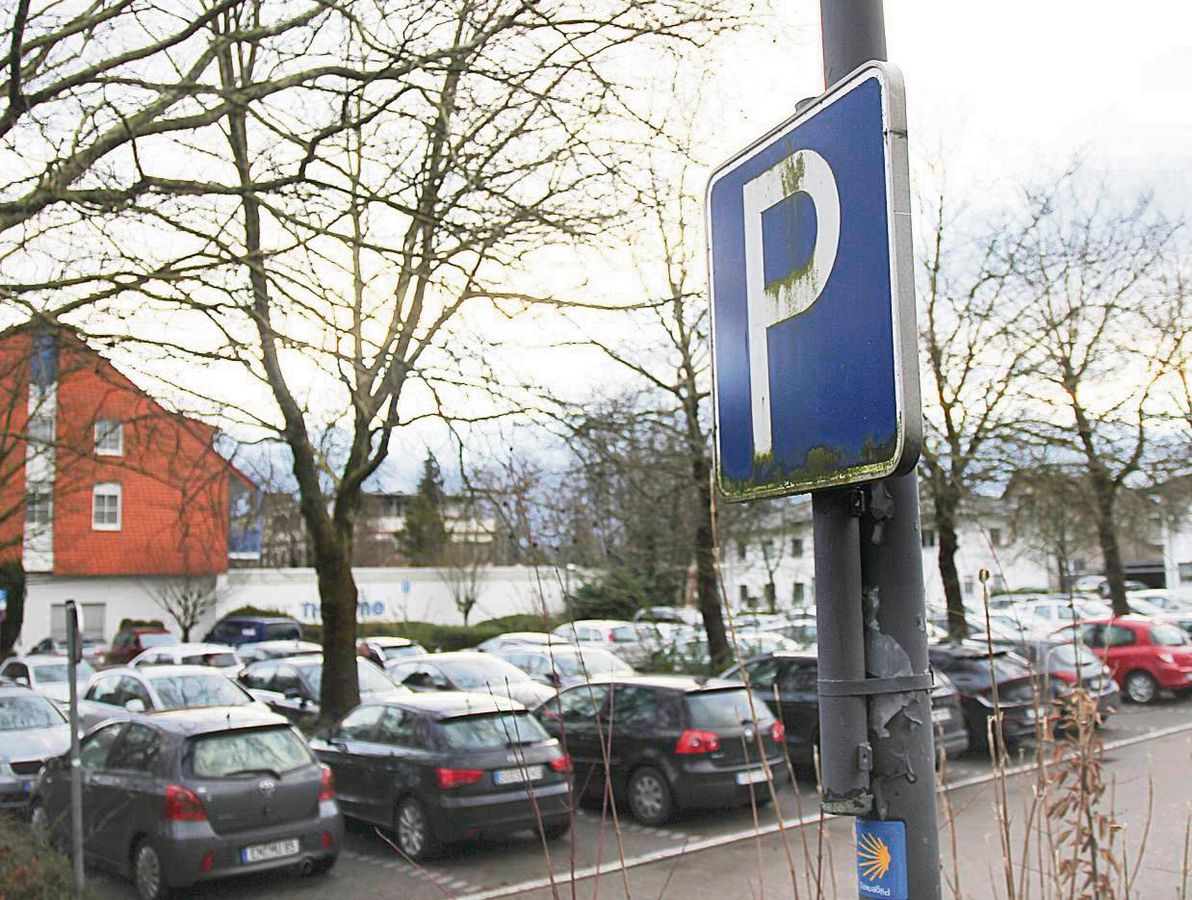 Bislang sind für das Parken rund um den Kurpark keine Gebühren erhoben worden – weder hier am Mühlenweg noch an der Nordstraße. Stimmt die Politik zu, ändert sich das ab diesem Frühjahr. Foto: Puls