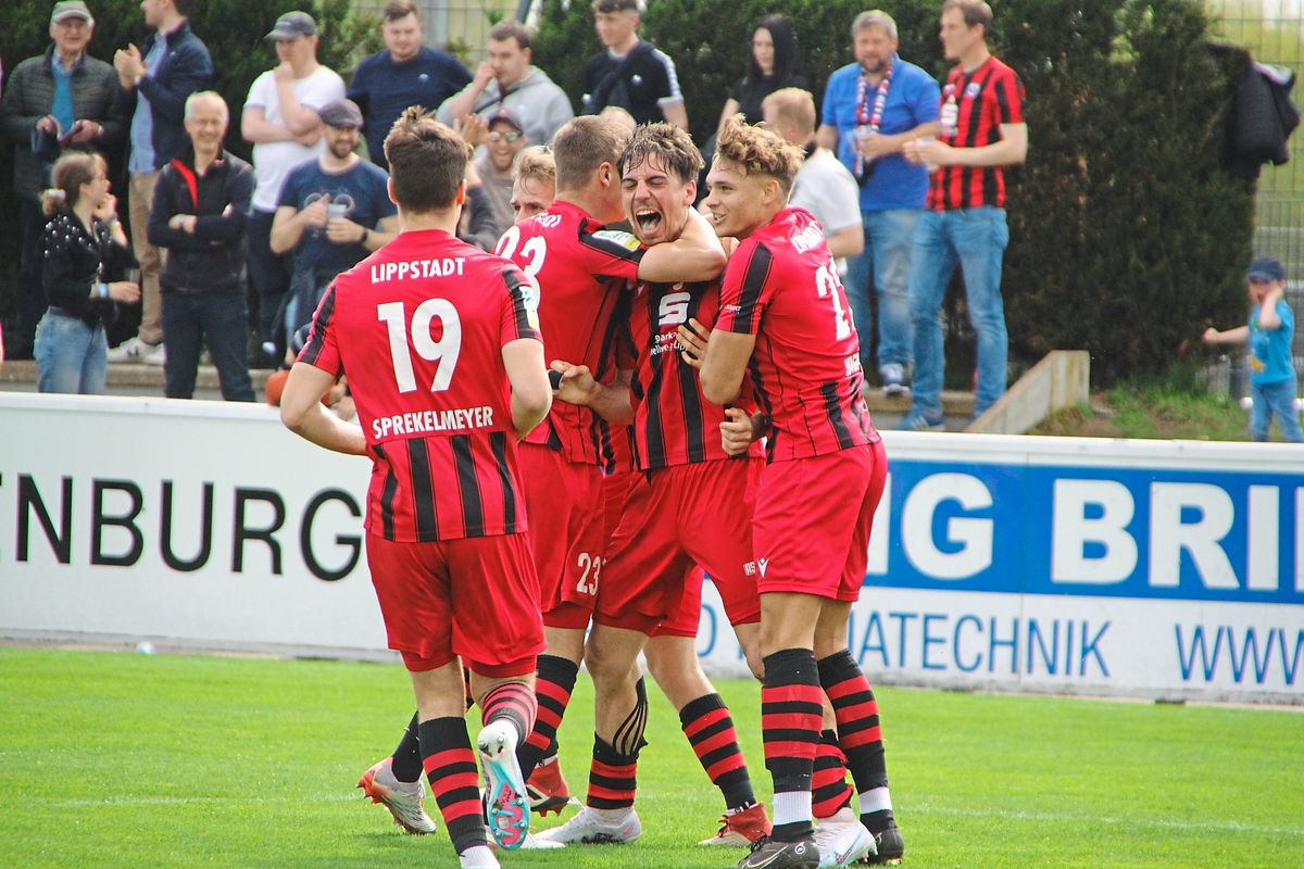 Jubel über sein erstes Saisontor: Luis Allmeroth (M.) bugsierte die Kugel in der Nachspielzeit mit irgendeinem Körperteil (