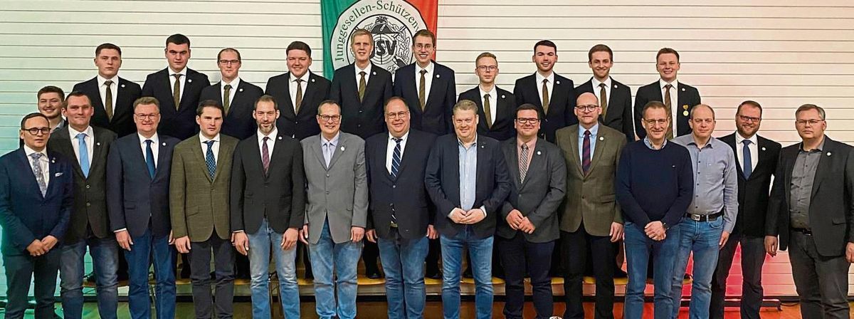 Der aktive Vorstand sowie die neu gewählte Ehrenkompanie, darunter der neue Kommandeur der Ehrenkompanie Stephan Adamczewski (vorne, 5. v. r.) und der neuer Adjutant der Ehrenkompanie Christoph Enge (vorne, 2. v. r.), hatten bei der Generalversammlung des Junggesellen-Schützenverein Erwitte das kommende Schützenfest im Blick. Foto: N. Gerwin