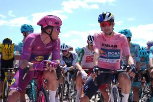 Der Slowene Primoz Roglic (r) verliert das Rosa Trikot des Gesamtführenden. - Foto: Gianmattia D'alberto/LaPresse via ZUMA Press/dpa