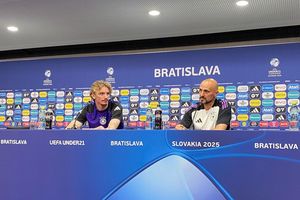 Nick Woltemade (l) freut sich auf das Finale - über den FC Bayern sagte er nichts. - Foto: Christian Kunz/dpa