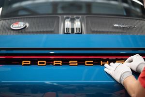Porsche will laut einen «Spiegel»-Bericht Batterie-Tochter Cellforce fast komplett abwickeln. (Archivbild) - Foto: Marijan Murat/dpa