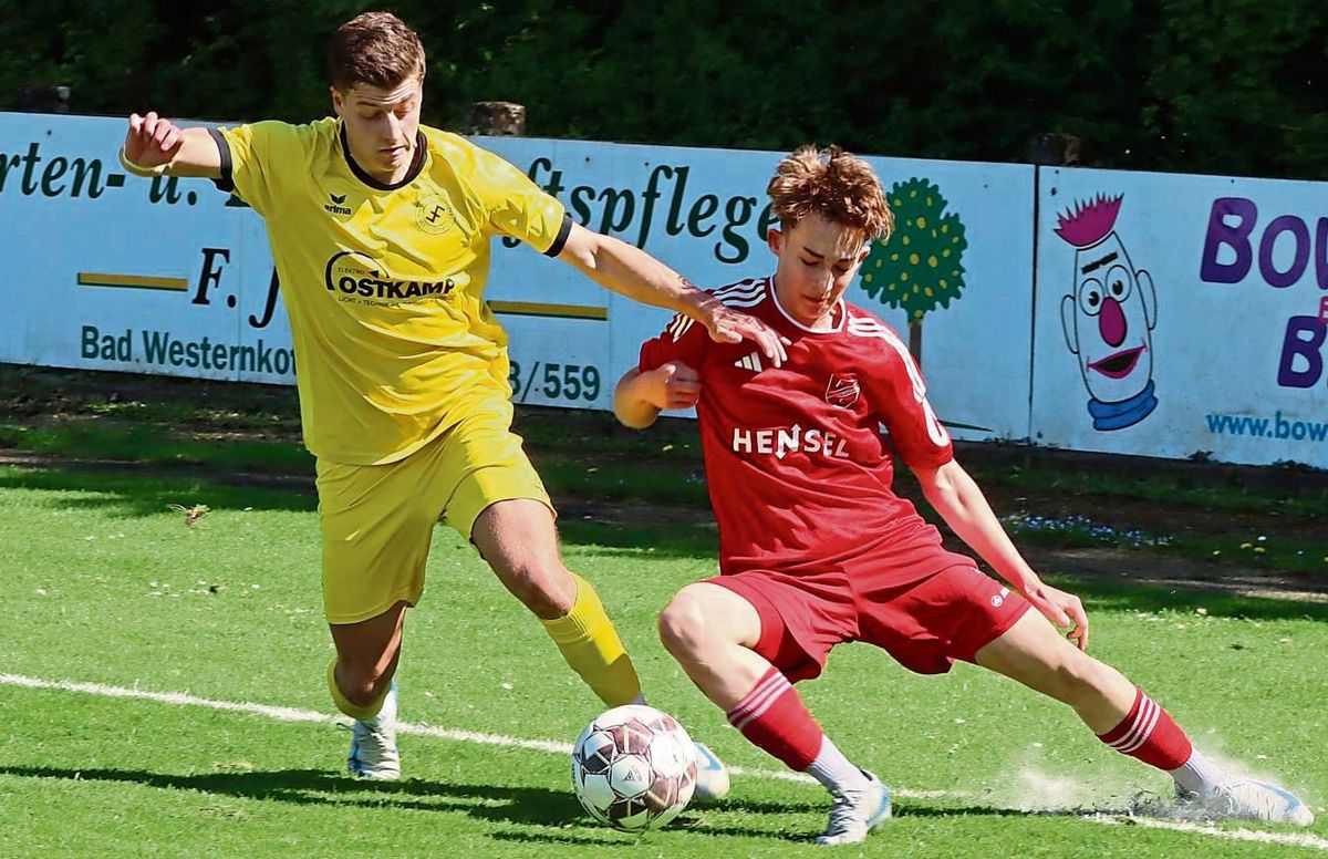 Noch hängt sich auch Fabio La Mendola (l.) für den SuS Bad Westernkotten rein. Und egal, ob der SuS am Ende den Aufstieg in die Westfalenliga schafft – La Mendola wird in der neuen Saison auf jeden Fall eine Liga höher auflaufen, denn sein Wechsel zu SF Ostinghausen ist bereits beschlossene Sache. Foto: Lütkehaus