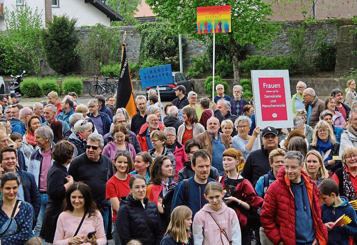 Zunächst versammelten sich die Erwitte vor dem Böllhoffhaus. Dann liefen sie zum Marktplatz, dort warteten weitere Demo-Teilnehmer. Fotos: Mintert