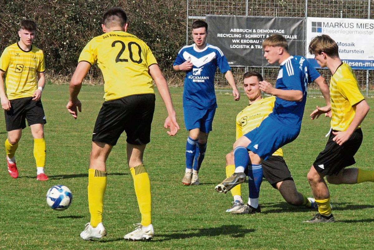 Nur ein Sieg gegen den direkten Mitabstiegskonkurrenten FC Mönninghausen hilft der Reserve des SuS Bad Westernkotten (in Gelb) weiter. Gleiches gilt natürlich auch für die Gäste, soll die Situation nicht noch aussichtsloser werden. Foto: Schlink