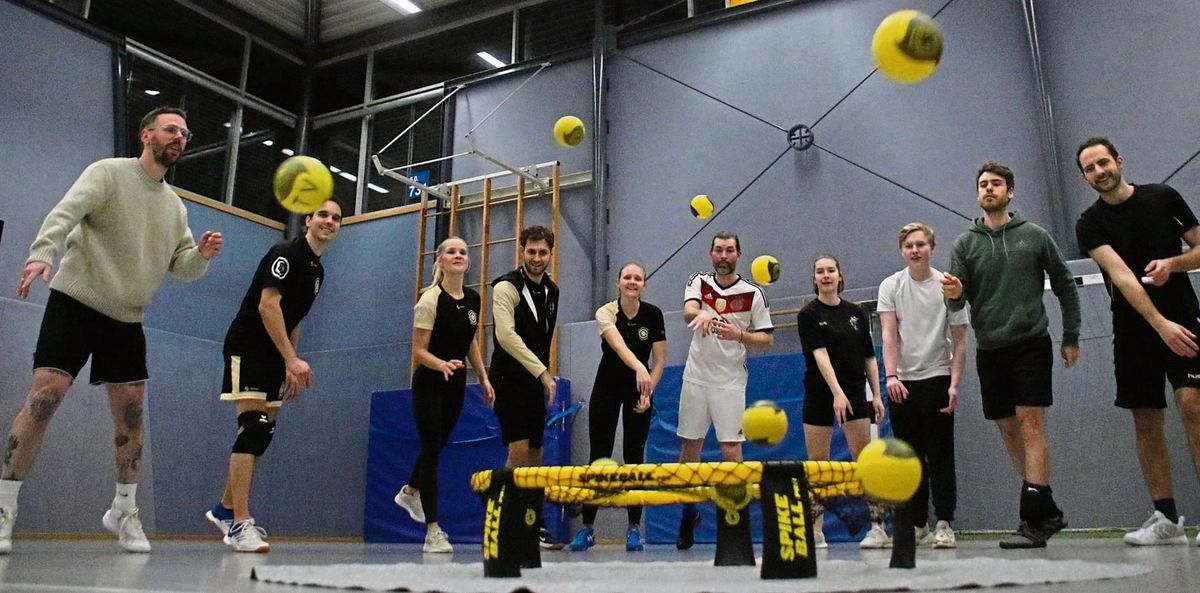 Die Farben der Bälle müssen einem ja nicht gefallen. Kleiner Scherz. Die Roundnet-Spieler des LTV Lippstadt probten beim Trainingsabend in der Dusternweghalle den „Fotoaufschlag“ für den Kameramann. Im Wettkampf sieht die Angabe natürlich anders aus. Fotos: Lütkehaus
