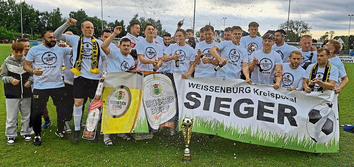 Der Pokal ist ihrer: Die Landesliga-Fußballer des SuS Bad Westernkotten holten nach dem Negativerlebnis im Jahr 2022 nun endlich die Trophäe. Allerdings leistete der Underdog aus Störmede ordentlich Gegenwehr, hatte teils sogar die klareren Torchancen. Fotos: Heinke