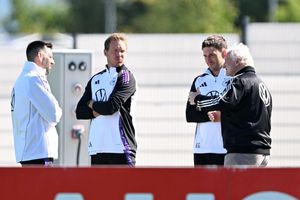 Sportdirektor Rudi Völler (r.) spricht mit Bundestrainer Julian Nagelsmann (2.v.l.) vor dem Training. - Foto: Federico Gambarini/dpa