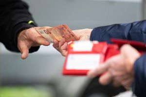 Beim täglichen Einkauf macht sich die Inflation im Geldbeutel bemerkbar. (Symbolbild) - Foto: Sebastian Kahnert/dpa