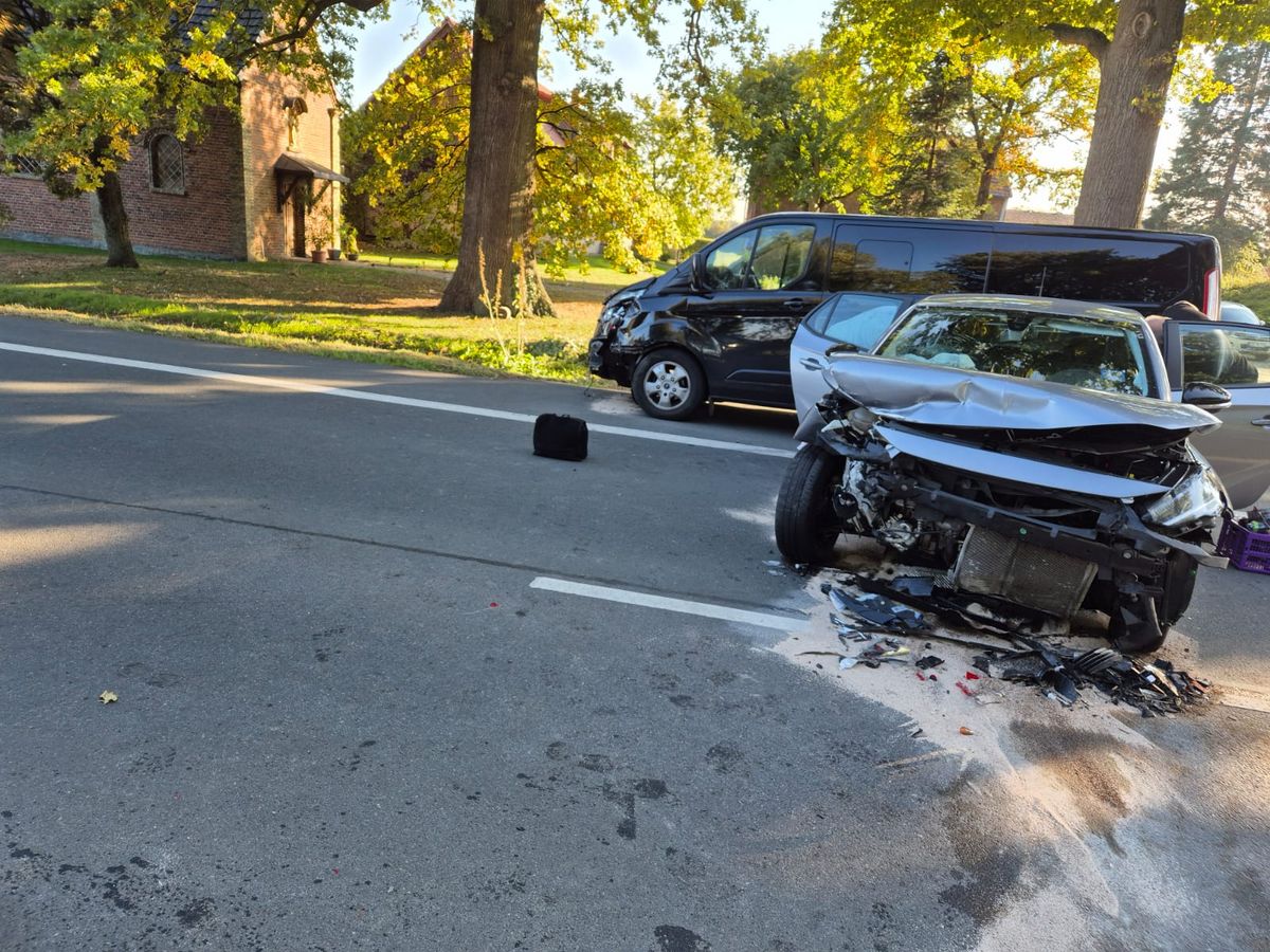 Nach einem Auffahrunfall wurde ein Auto in den Gegenverkehr geschoben. Foto: Feuerwehr Lippstadt