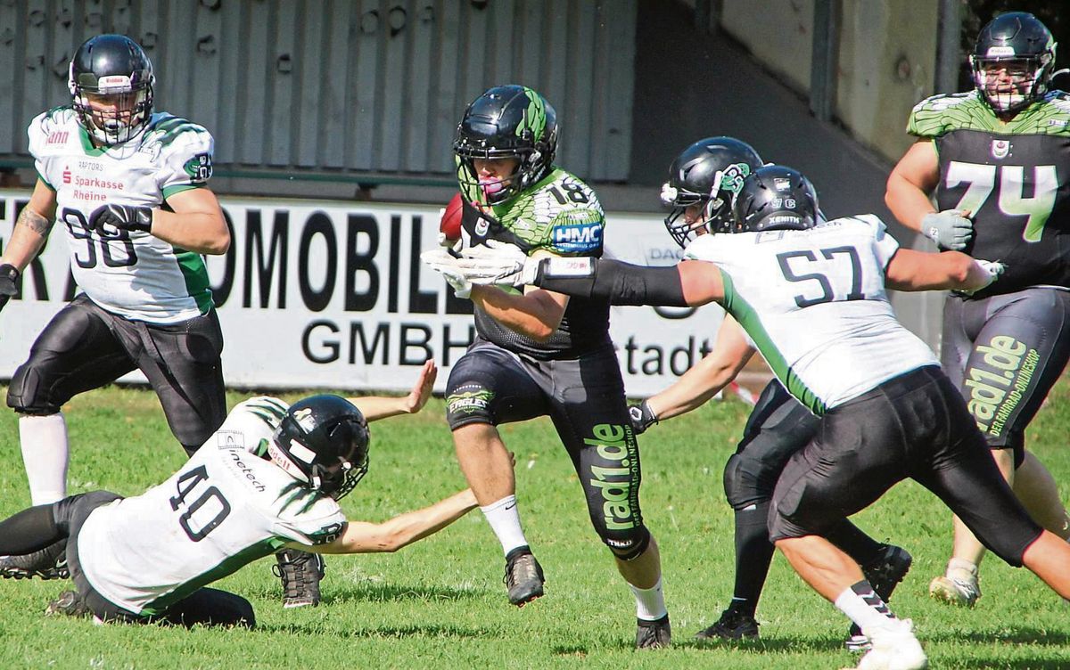 Wer kann die Eagles (dunkle Trikots) stoppen in dieser Saison? Headcoach Reiche nennt als größte Konkurrenten die beiden Auftaktgegner aus Bochum und Gelsenkirchen. Das Ziel der Lippstädter Mannschaft jedenfalls ist klar: Es soll endlich klappen mit dem Aufstieg. Foto: Heinke