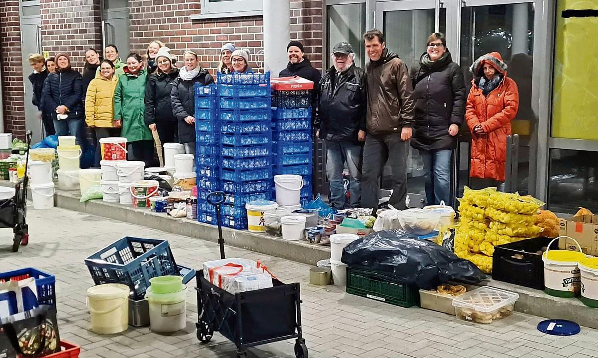 Viele Helfer und noch mehr gerettete Lebensmittel: Über 1000 Kilogramm unverbrauchte Essware wie Kartoffeln, Champignons, Soßen, Obstspieße, Brötchen und Brezeln sammelten die Foodsaver am Schlusstag der Herbstwoche ein. Foto: Foodsharing Lippstadt