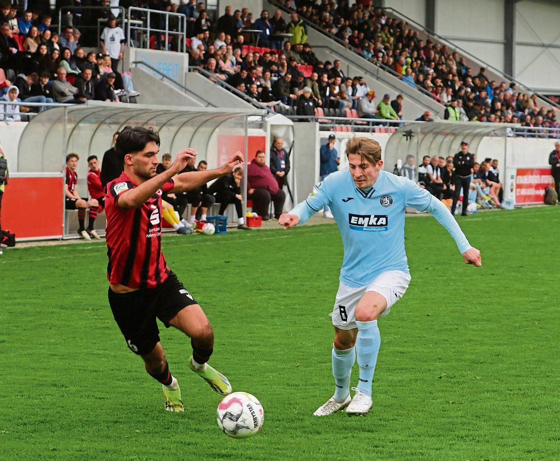 Es war gut was los am Ostersamstag in der Liebelt-Arena: Offiziell 906 Zuschauer sahen eine unverdiente 0:1-Niederlage des SV Lippstadt – hier mit Yusuf Örnek (l.) im Zweikampf mit Lukas Demming – gegen den Wuppertaler SV. Fotos: Lütkehaus