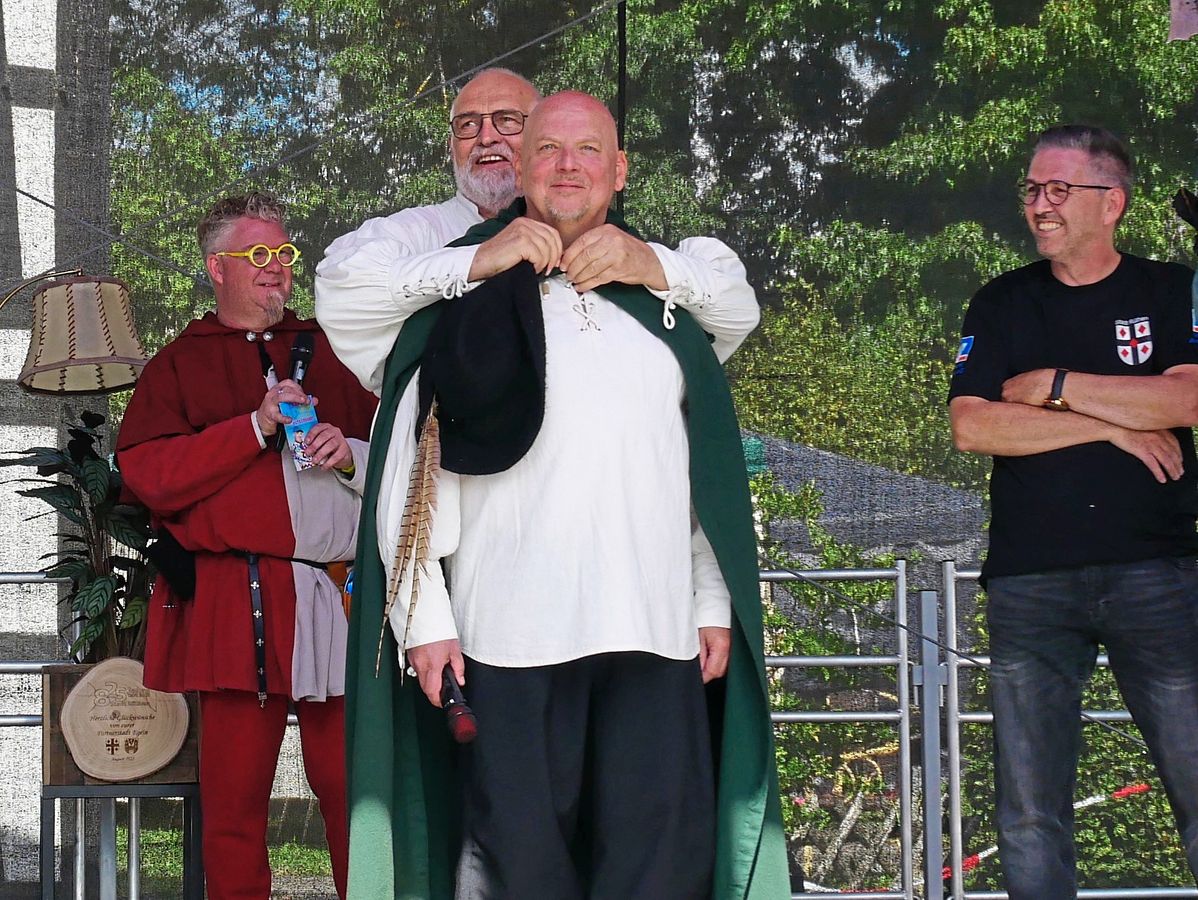 Auf dem Stadtjubiläum ist es offiziell gemacht und das Gewand übergeben worden: Volker Rodehüser ist das neue Rüthener Haarmännchen.