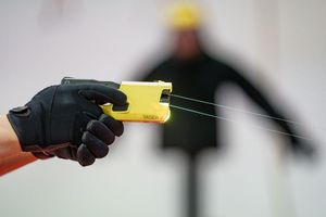 Bundesinnenminister Alexander Dobrindt (CSU) will die Bundespolizei mit Tasern ausrüsten. (Symbolbild) - Foto: Axel Heimken/dpa