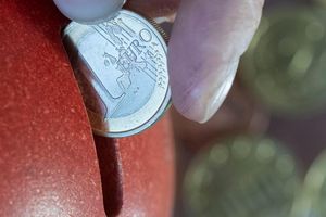 Sparen wie die Eltern? Ererbtes Finanzwissen hat bisweilen Lücken. (Symbolbild) - Foto: Hendrik Schmidt/dpa