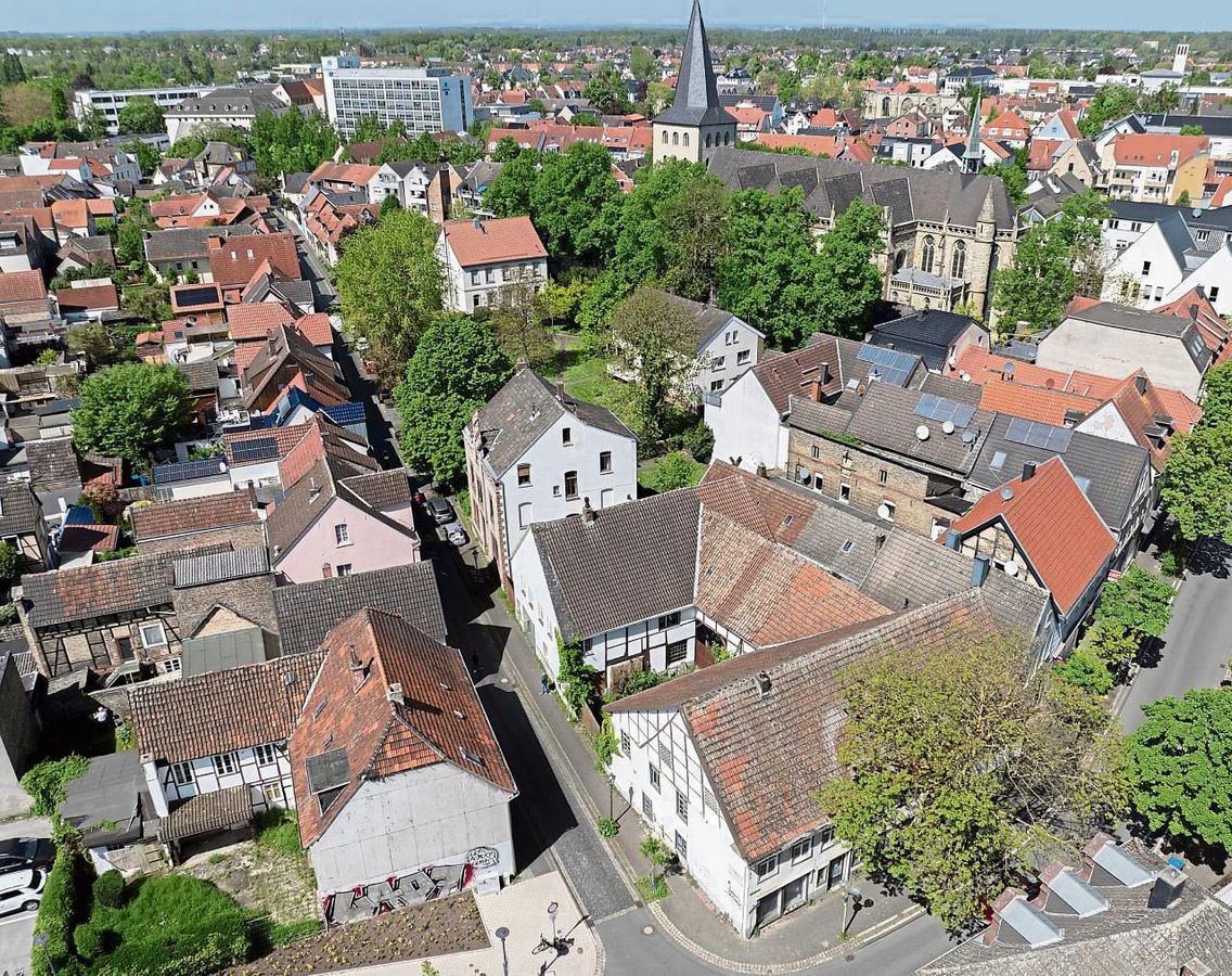 822 Quadratmeter, drei Gebäude – und eine große Chance: An der Ecke Cappelstraße und Nicolaiweg kommt ein interessanter Immobilien-Komplex unter den Hammer. Dazu gehören die ersten drei Gebäude rechts des Nicolaiwegs. Foto: Eickhoff