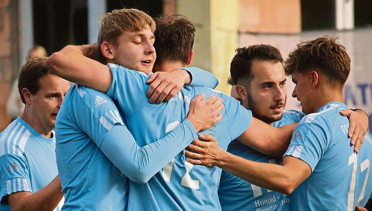 Endlich durften die Fußballer des FC Mönninghausen jubeln: Im 100. Bezriksliga-Spiel des Vereins feierte der FCM mit dem 3:0 gegen den SuS Bad Westernkotten II seinen ersten Saisonsieg – nach zuvor sieben Niederlagen am Stück. Logisch, dass da die Freude raus musste. Fotos: Heinke