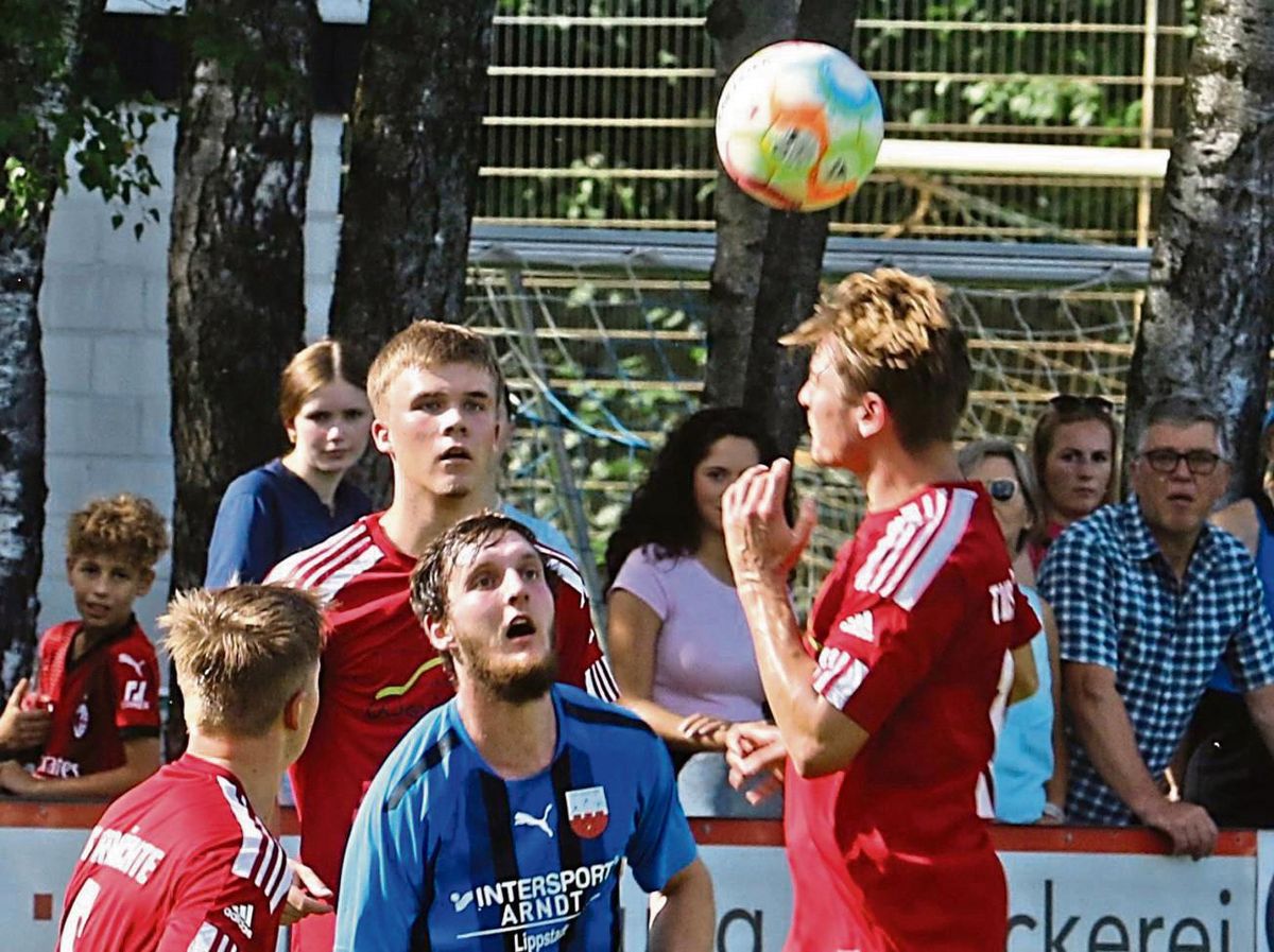Im Hinspiel setzte sich der TuS Anröchte (in Rot) mit 5:2 beim TuS Lipperode durch. Damals hatte die gastgebende Mannschaft keine gute Phase. Dies hat sich mittlerweile aber geändert. Foto: Lütkehaus