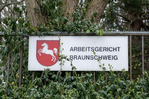 Das Arbeitsgericht Braunschweig hat eine Klage der AfD-nahen Arbeitnehmerorganisation Zentrum auf Zugang zum Werk der VW-Tochter Volkswagen Group Services in Isenbüttel abgewiesen. (Symbolbild) - Foto: Peter Steffen/dpa