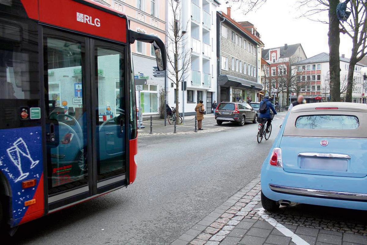 Die Sicherheit der Radfahrer und Fußgänger auf und an der Cappelstraße ist nach Ansicht der ISG nicht gewährleistet. Auch dieser Bus hält nicht genug Abstand (neun Meter) zur Fahrradfahrerin. Foto: Mintert
