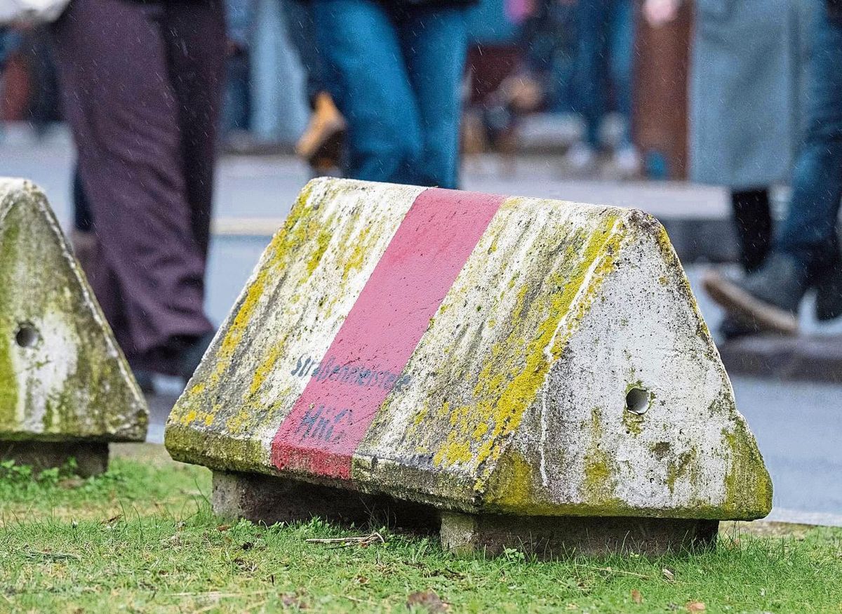 Eine mobile Fahrzeugsperre beim Weihnachtsmarkt in der Innenstadt von Rostock: Auch die Stadt Erwitte will ihre Veranstaltungen in Zukunft mit Barrieren absichern. Foto: dpa