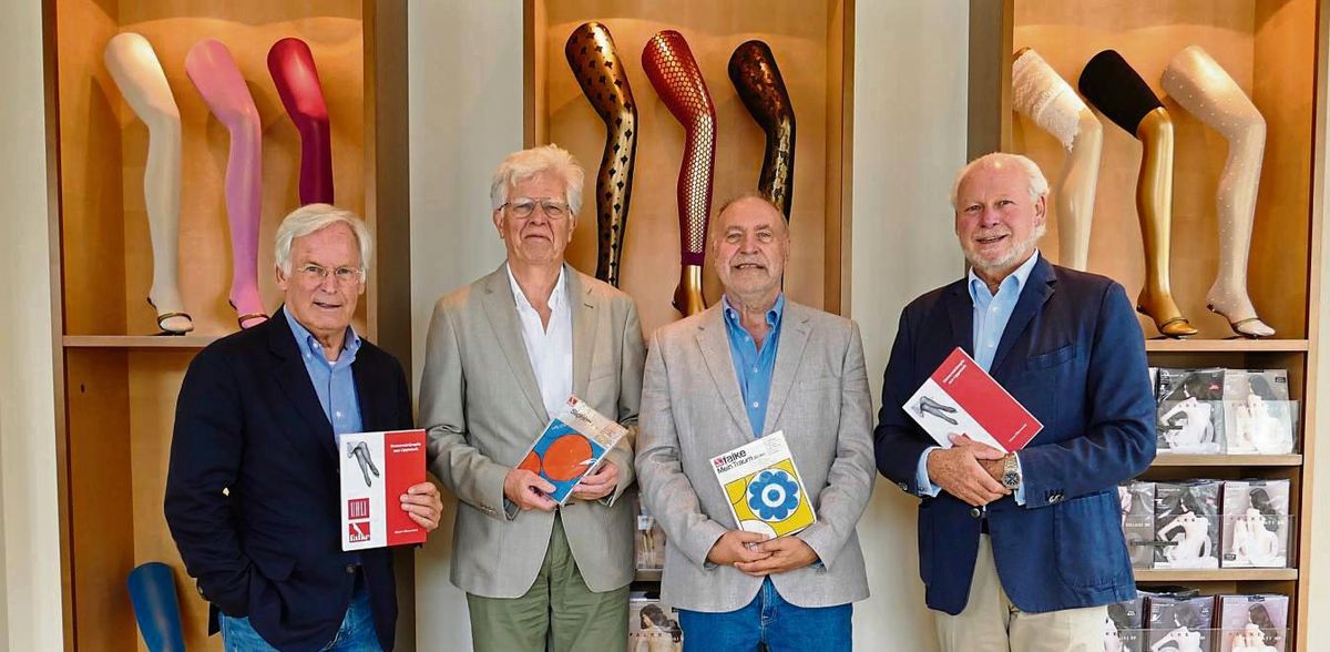 Dieter Olmesdahl (2.v.l.) übergibt sein Buch „Damenstrümpfe aus Lippstadt“ in der Schmallenberger Zentrale an die Brüder Falke (v.l.): Franz Peter Falke, Verleger Dr. Walter Leimeier und Paul Falke.