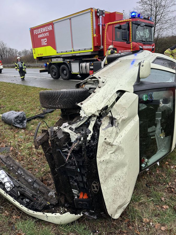 Das Auto blieb auf der Fahrerseite liegen: Die Fahrerin des Wagens konnte durch die Rettungskräfte befreit werden. Foto: Feuerwehr Anröchte